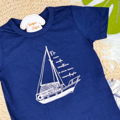 Conj. Camiseta No Mar Cada Aventura é Uma Nova Recordação e Bermuda Barcos - Marinho e Areia